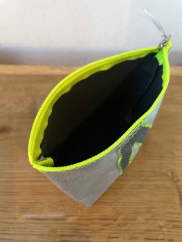 wasserdichtes Airtextäschchen mit dunkelgrauer 4